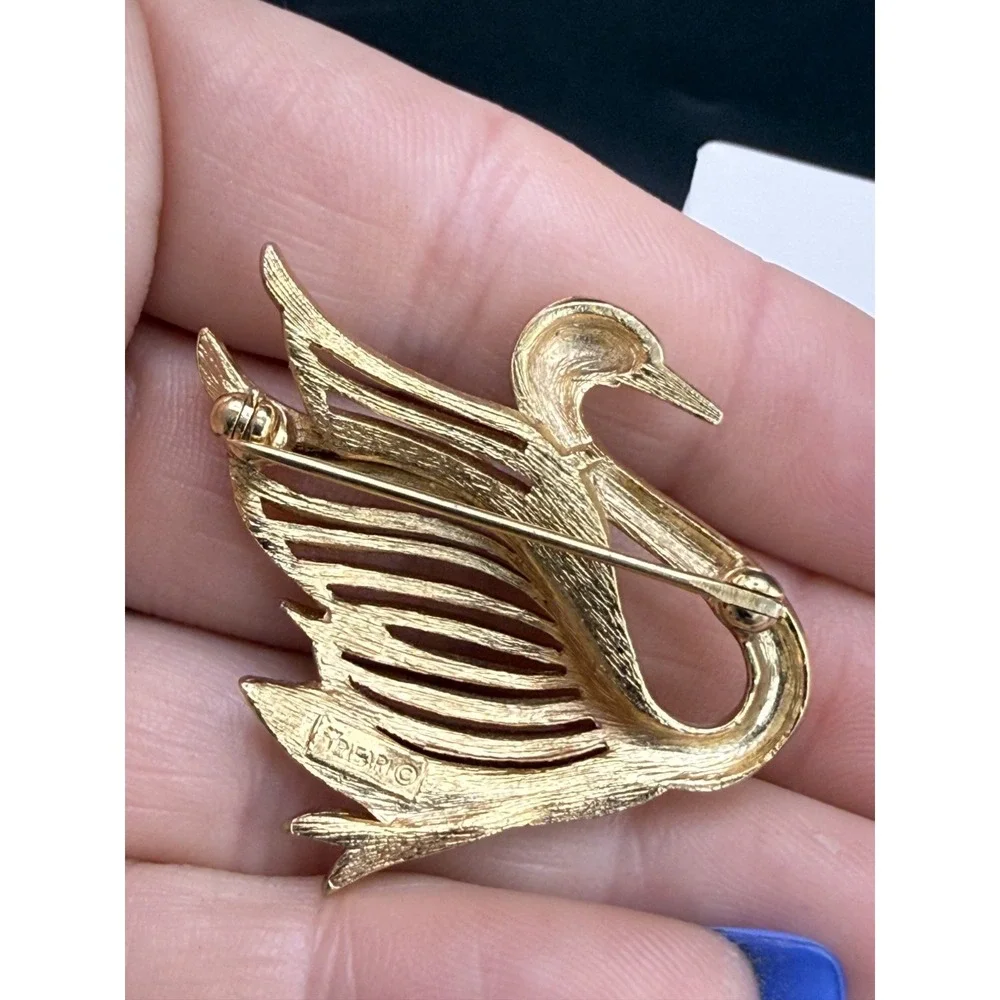 Vintage Trifari‎ Brooch Gold Tone Swan